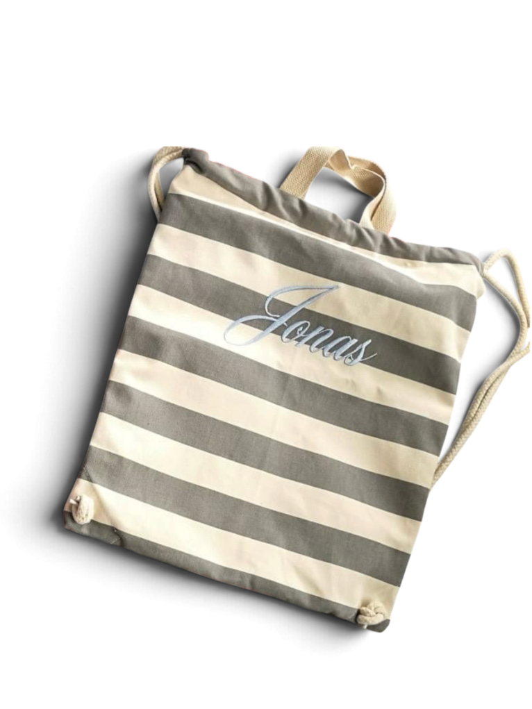 grauer Stoffrucksack bestickt